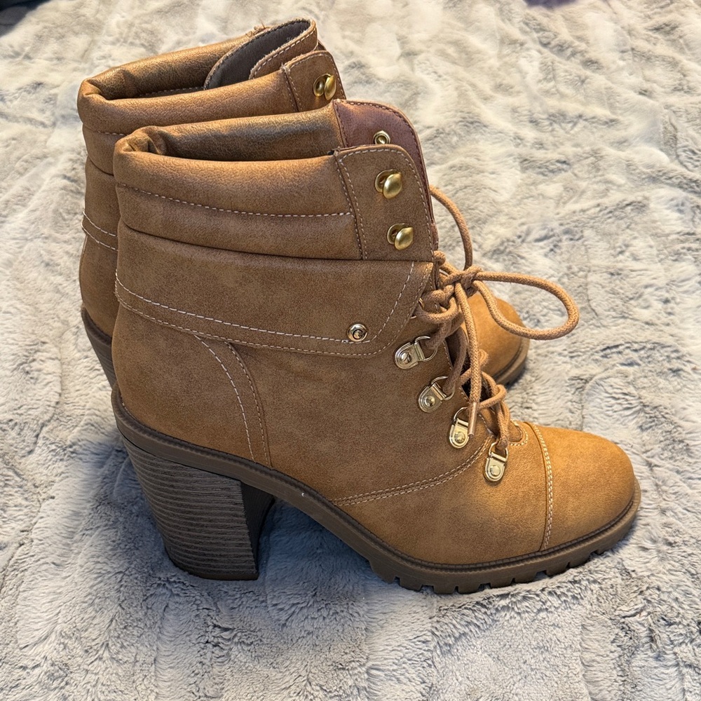 GUESS Women's Tan Lace-Up Ankle Boots